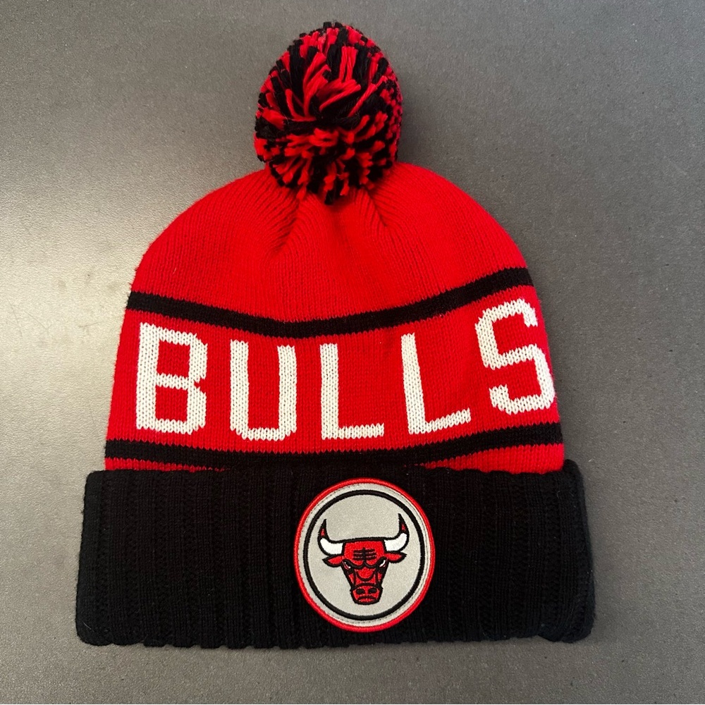 Chicago Bulls Red and Black Beanie Winter Hat NBA Mitchell & Ness Excellent